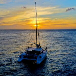 Zonsondergang zeiltocht met Blue C Watersports: Ervaar de schoonheid van Curaçao vanaf een luxe catamaran
