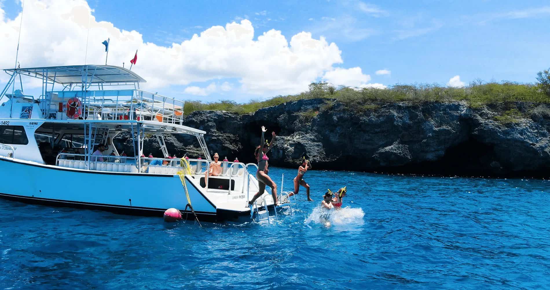 Tugboat Wreck and Spanish Waters Private Boat Trip in Curaçao | CuracaoTodo