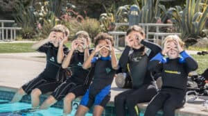 Bubblemaker: A Fun Scuba Experience for Kids in Curaçao Introduction Looking for an unforgettable experience for your kids during your trip to Curaçao? The Bubblemaker program offers a unique opportunity for children to experience the magic of scuba diving in a safe and controlled environment. Hosted by PADI professionals, this activity is perfect for young adventurers aged 8 and above. For the most comprehensive and up-to-date information about activities and tours in Curaçao, visit CuracaoTodo.com.