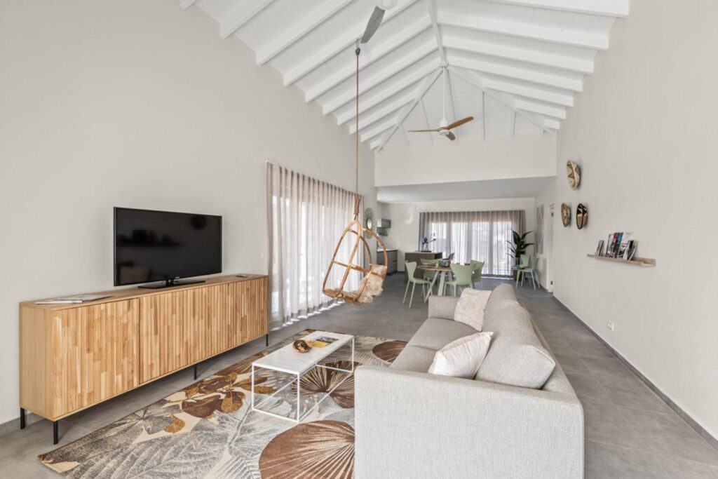 Are you looking for a luxurious and unforgettable vacation in Curaçao? Look no further than the stunning Elisabeth Villas and Apartments Resort. Located just a stone's throw away from the vibrant Mambo Beach, this resort offers everything you need for a perfect getaway. For the most comprehensive information on all tourist activities and attractions in Curaçao, be sure to visit CuracaoTodo.com.