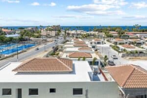 Welcome to the ultimate vacation experience at Elisabeth Villas and Apartments Resort in beautiful Curaçao. Located just opposite the vibrant Mambo Beach, this resort offers luxurious and spacious accommodations perfect for a relaxing and unforgettable stay.