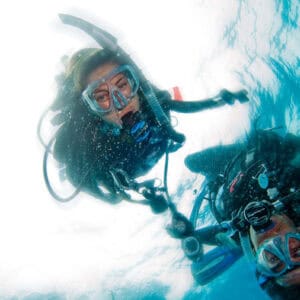 Fris je vaardigheden op met een Opfrisduik op Curaçao Als je twee jaar of langer niet hebt gedoken, is het misschien tijd om je vaardigheden op te frissen.
Curaçao biedt een fantastische Opfrisduik ervaring, ontworpen om een veilige en plezierige terugkeer naar de onderwaterwereld te garanderen.
Op CuraçaoTodo.com vind je de beste en meest uitgebreide informatie voor toeristen op het eiland, waardoor dit je gids bij uitstek is voor het plannen van je duikavonturen.