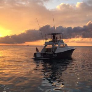 Diner bij zonsondergang: Een romantische avond op zee
