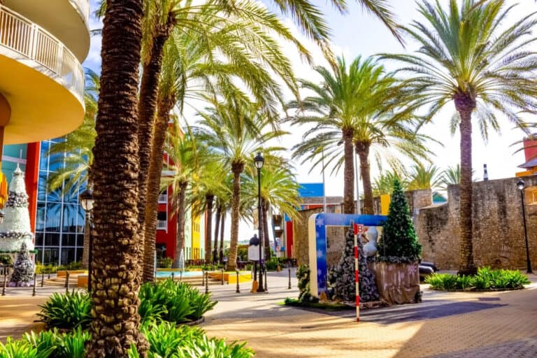 Why is Curaçao famous